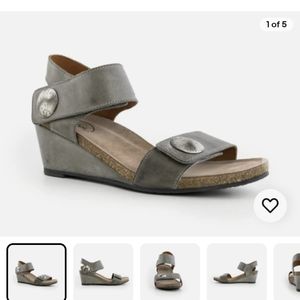 Taos Woman's Carousel 2 Leather Graphite Grey Wedge Sandals  Size 40